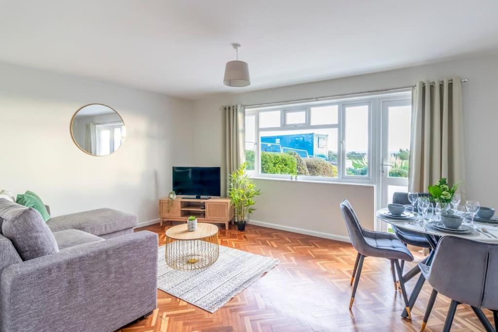 Spacious Sea View 2 Bedroom Sleeps 6-Free Parking Bournemouth Eksteriør bilde