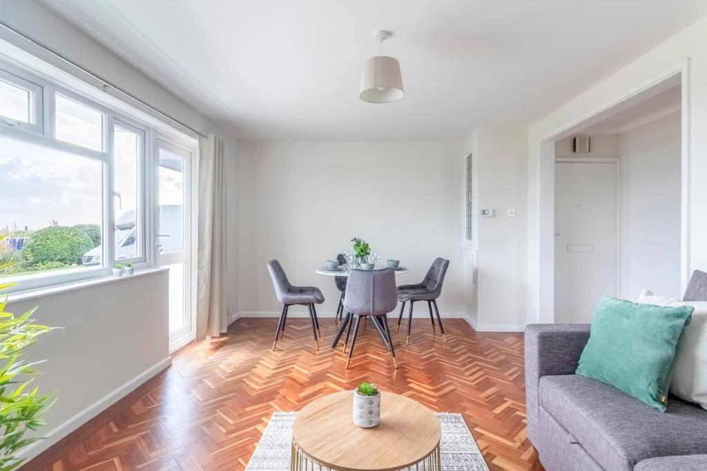 Spacious Sea View 2 Bedroom Sleeps 6-Free Parking Bournemouth Eksteriør bilde