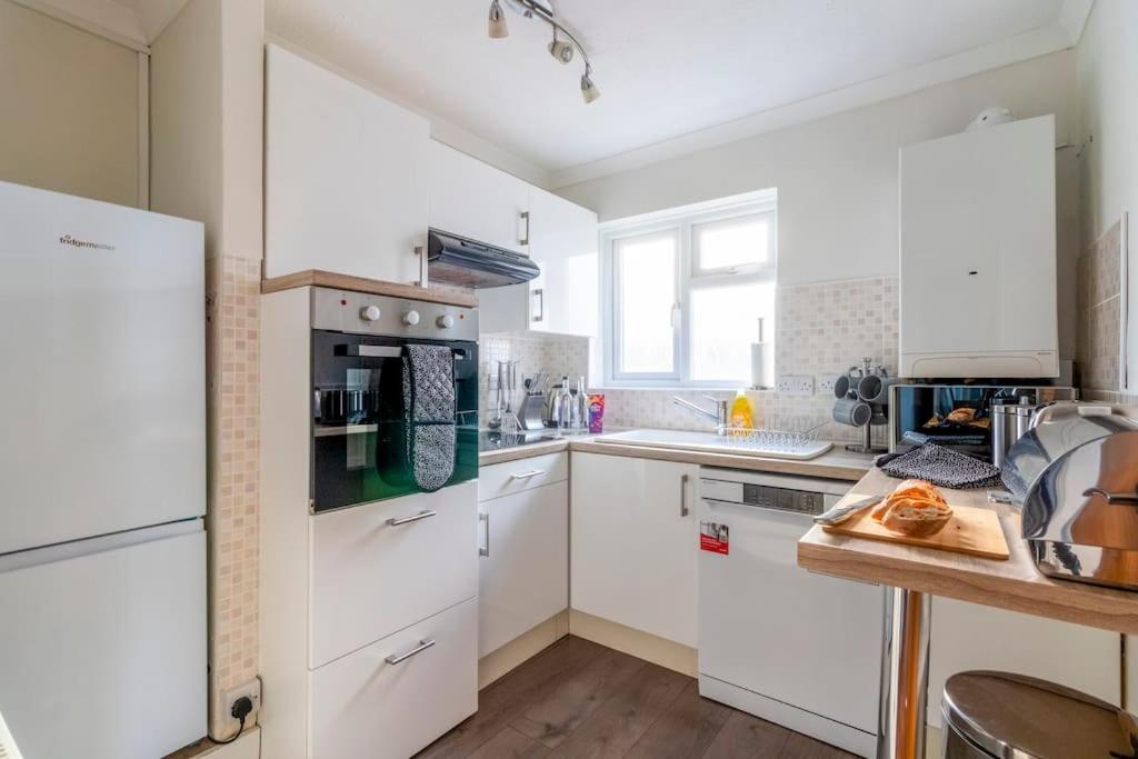 Spacious Sea View 2 Bedroom Sleeps 6-Free Parking Bournemouth Eksteriør bilde