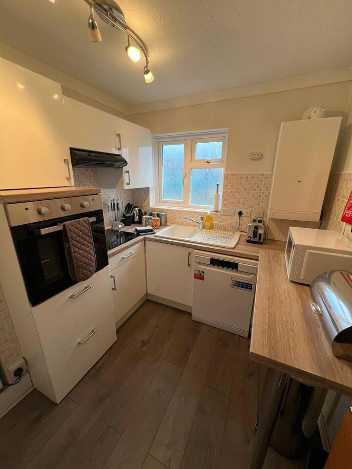 Spacious Sea View 2 Bedroom Sleeps 6-Free Parking Bournemouth Eksteriør bilde